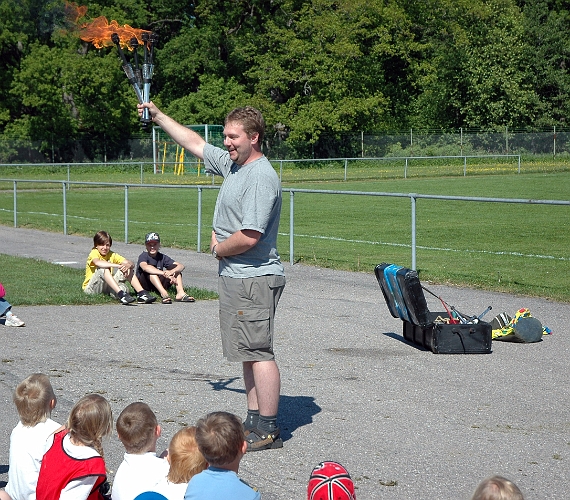 2006-06-10 (33).JPG - Gycklaren Zack fick hjälp av publiken